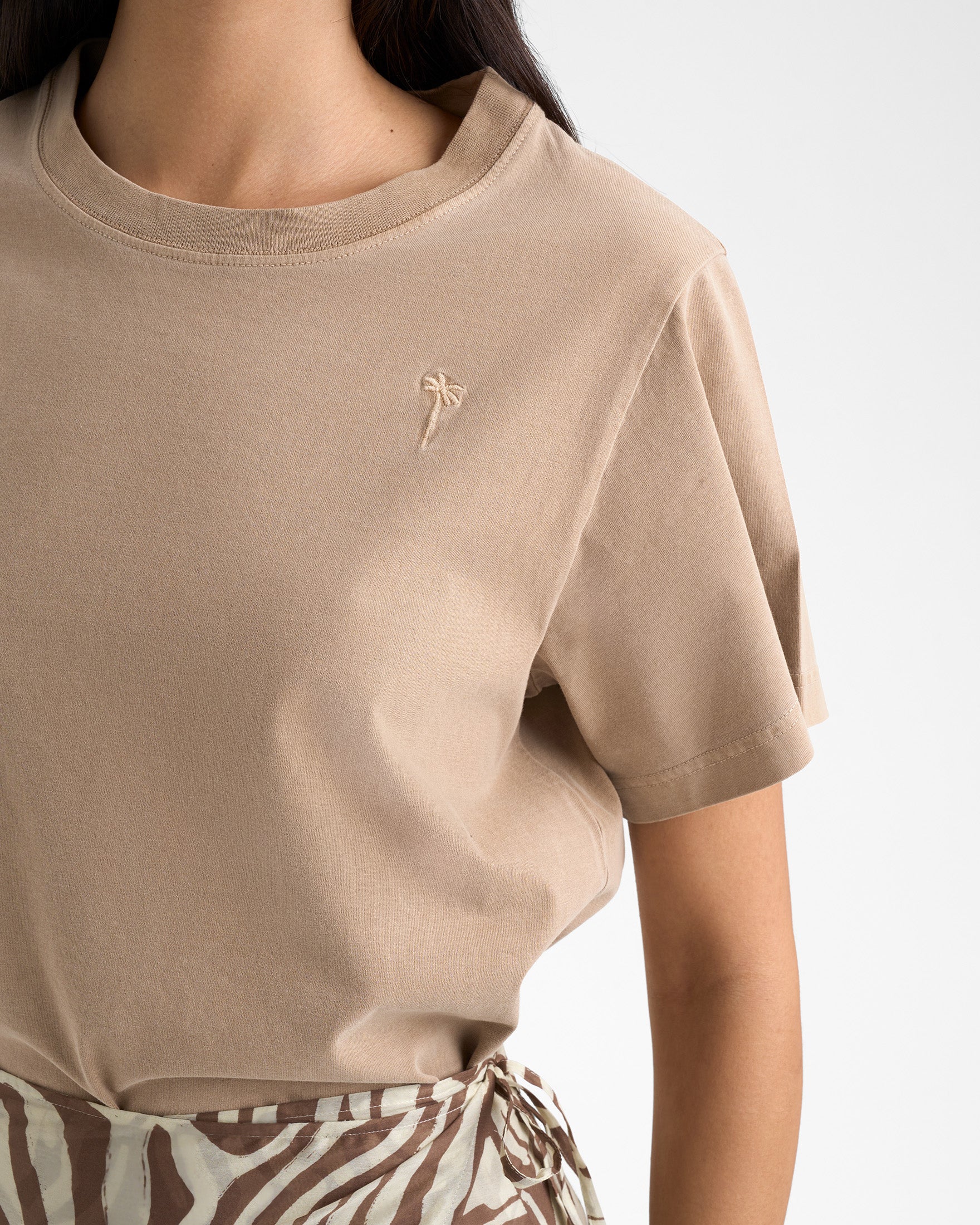 Jersey Coconut T-Shirt - G81JE - Camel And Palm Embroidery - Image 3