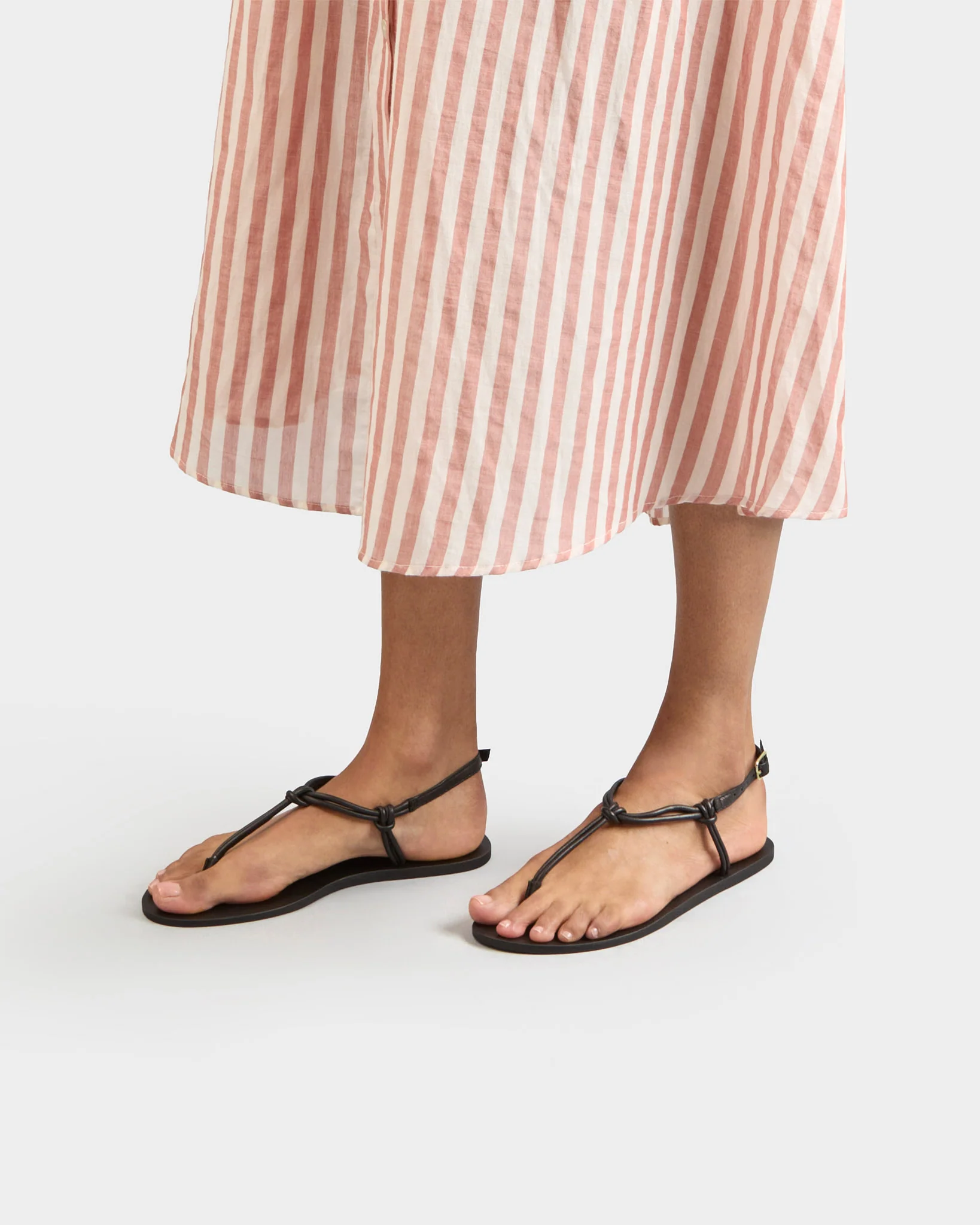 Leather Knot Thong Sandals - Q45Y0 - Canyon Black - Image 2
